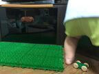 【おもしろキッズ画像】テレビを叩く赤ちゃんに効果的な“ダメージ床”のアイデアが凄い