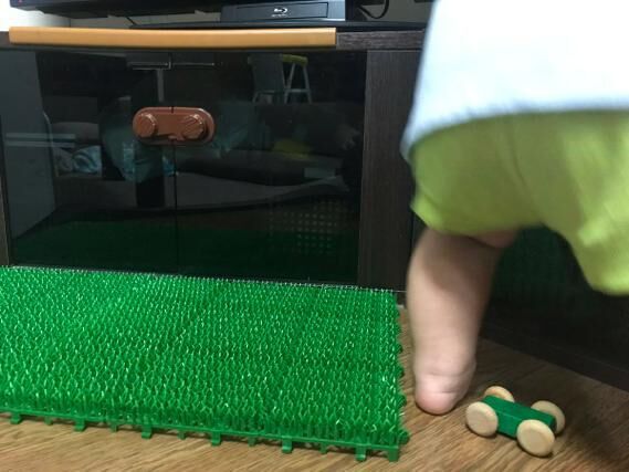 【おもしろキッズ画像】テレビを叩く赤ちゃんに効果的な“ダメージ床”のアイデアが凄い