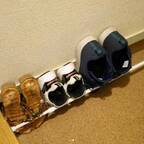 狭い玄関もすっきり！ 散らかった靴をキレイに収納するアイデア3選