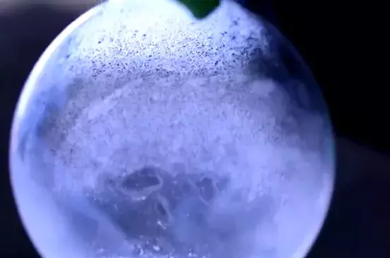 【おもしろ自然動画】極寒の北海道で“しゃぼん玉”を作ると神秘的なことになる