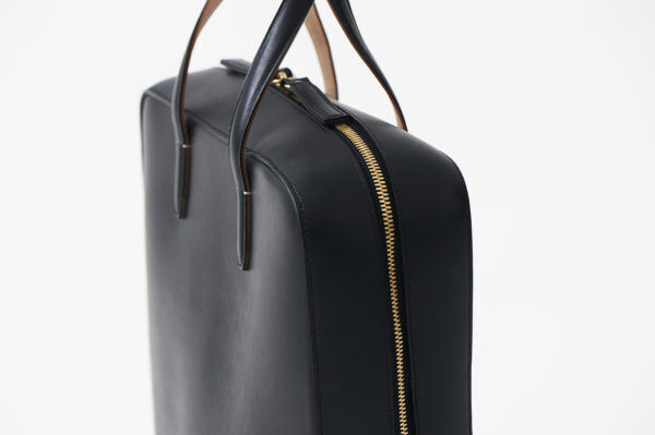 このミニマルデザインにグッとくる、『MARROW（マロウ）』のバッグはあらゆるシーンで活躍！