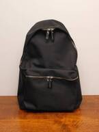 通勤バッグをもっと自由に。「黒バックパック」でカジュアルシックに装って。