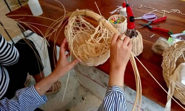 あらゆるものを籐で編む「YOSHIKO」のかごワークショップが開催