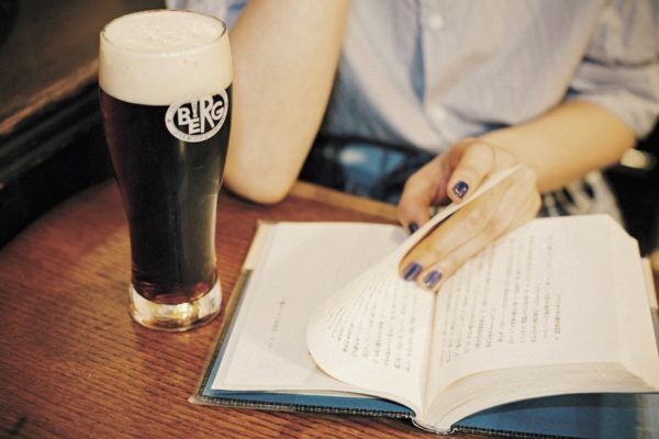 読書ができるお気に入りの場所。気持ちいい時間の過ごし方　本とコーヒー？　本とビール？