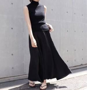 頼れるカラーはやっぱり黒！シンプルに着飾る「夏の黒スカート」