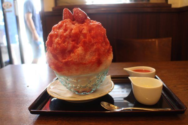 口どけふわふわ。並んでも食べたい日本の伝統冷菓”かき氷”。夏の涼やかな誘惑。