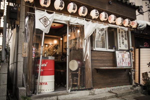 東京大塚のれん街ではしご酒！ 牛・鶏・豚の肉メドレーで夏の疲れを吹き飛ばそう