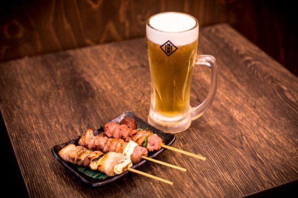 東京大塚のれん街ではしご酒！ 牛・鶏・豚の肉メドレーで夏の疲れを吹き飛ばそう