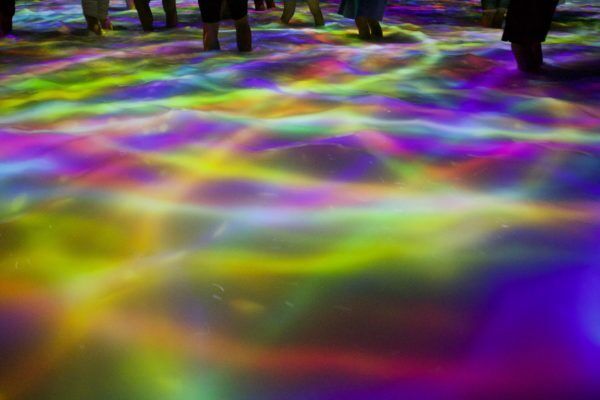 宇宙空間？それとも異次元？水と光の幻想的な体験型デジタルアート「チームラボプラネッツ 」