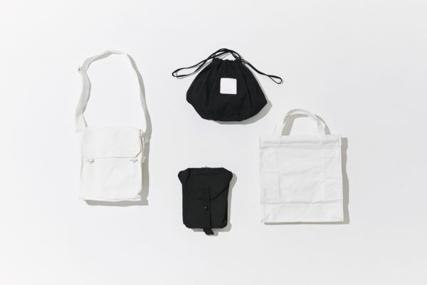 白と黒の色が織りなすシックで美しい、『CHACOLI』のバッグを大人のカジュアルスタイルに添えて