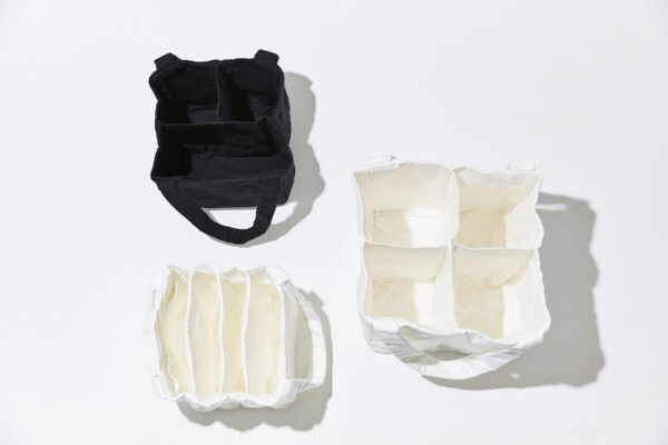 白と黒の色が織りなすシックで美しい、『CHACOLI』のバッグを大人のカジュアルスタイルに添えて