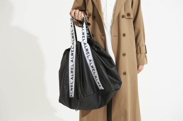 マニッシュなスタイルに映える、『ALWEL(オルウェル)』のレザーライクなキャリーバッグ