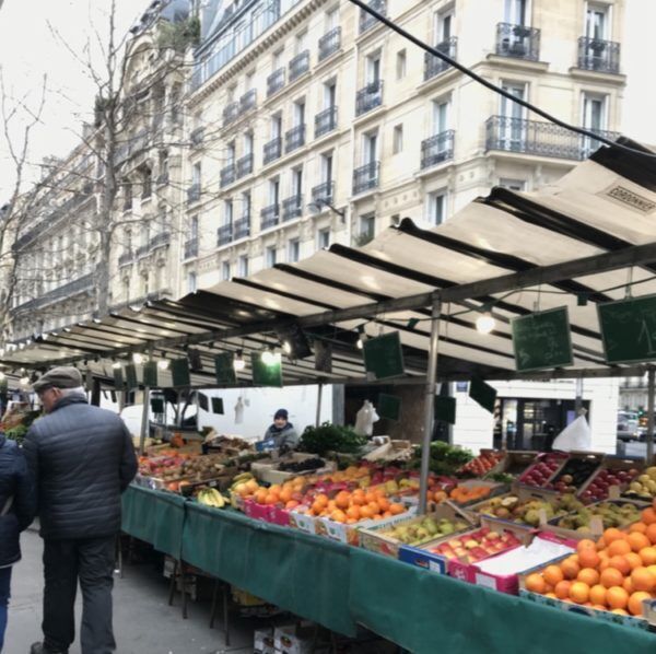 パリのグルメな胃袋を満たす、マルシェの様子をご紹介。【普段着のフランス vol.3】