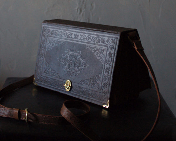 古書を素材・モチーフにした財布やバッグなどを展開する『Yoda Hidemi』 に注目！【ブランドファイル】