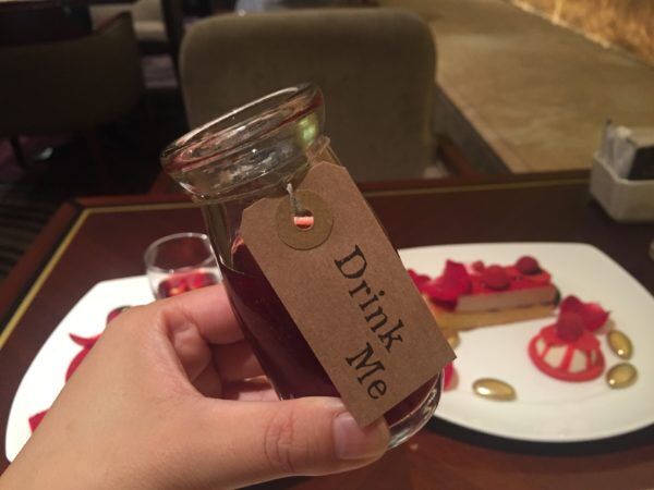 デザートビュッフェ@ヒルトン東京　薔薇と鏡の迷宮で最高峰の紅茶を楽しむティーパーティー【アリスinローズ・ラビリンス】