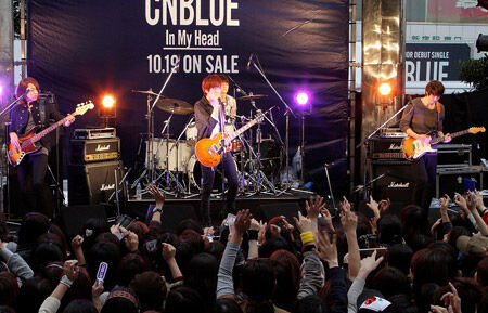 CNBLUE、フリーライブに7000人！　1曲で即中止に