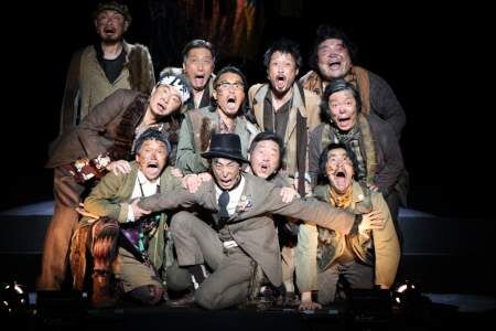 北村有起哉がネコに扮して「ニャーニャー」。長塚圭史演出のミュージカルが開幕！