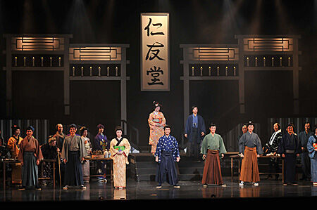 宝塚歌劇雪組トップスター・音月桂の笑顔輝くサヨナラ公演、雪組『JIN-仁-』開幕！