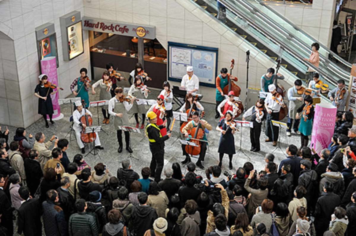 Jr上野駅でオーケストラのフラッシュモブ 東京 春 音楽祭がサプライズイベントを開催 13年3月19日 ウーマンエキサイト 1 2