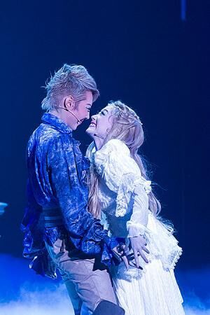 愛と熱があふれるステージ、宝塚星組『ロミオとジュリエット』開幕！