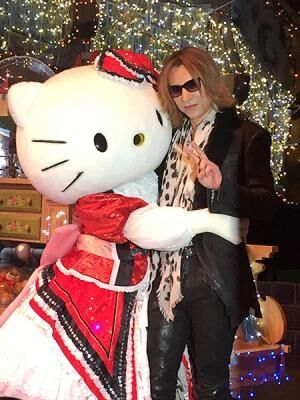 YOSHIKI、キティちゃんの40周年を祝福！