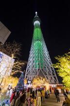 世界一高いタワーが世界一高いクリスマスツリーに