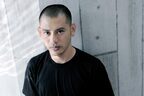 国際的に活躍する梅田宏明が、独自メソッドによるダンス３作を披露