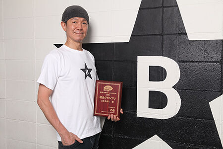 総合グランプリを記念した盾を手渡され、受賞の喜びをかみしめる「ぶたのほし」店主の高田さん。
