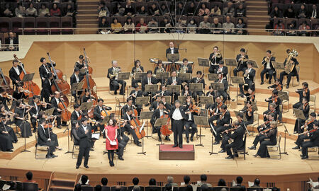 がんばろう日本！スーパーオーケストラのフィナーレで「ふるさと」を合唱する演奏者ら