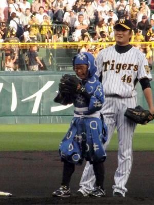 加藤清史郎が“忍たま”姿で甲子園始球式に登場！