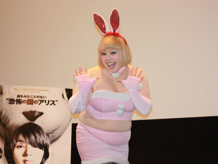 渡辺直美、映画イベントにバニーガール姿で登場