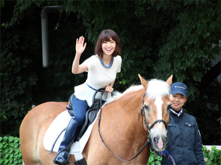 大島優子、ディズニー／ピクサー映画イベントに乗馬で登場