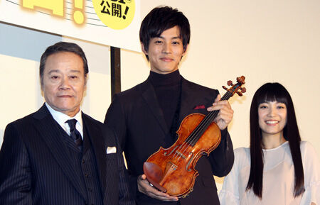 松坂桃李、瓦割りの次は11億円バイオリン演奏！