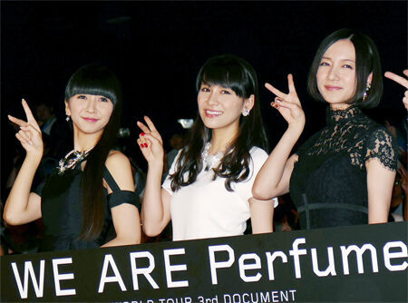 Perfume「夢見心地」。映画公式上映で舞台あいさつ