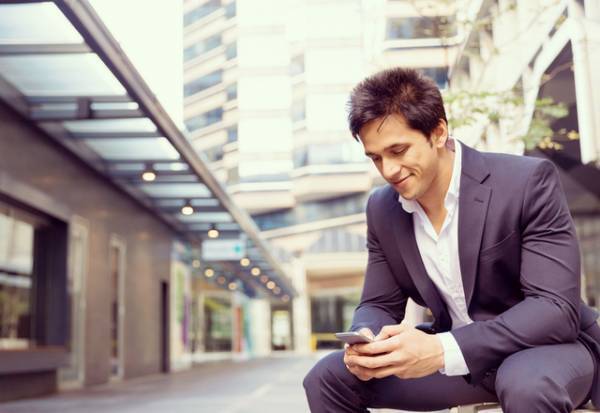 「ずっと話してたいな…」男性が【本命にだけ】送るLINE