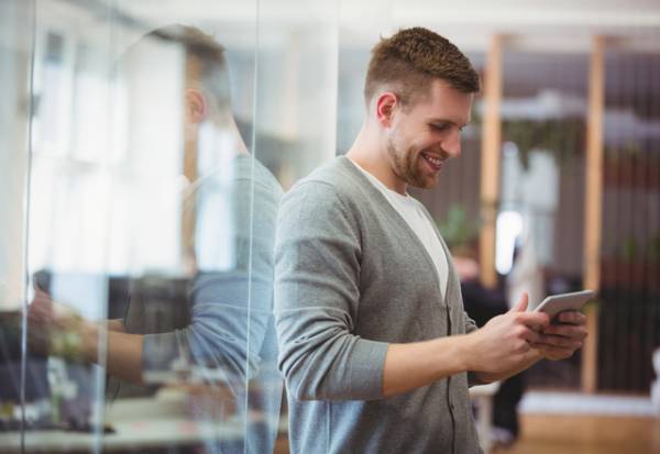 【LINE】もっと話したい…♡男性が「ベタ惚れの女性」に送るLINEとは