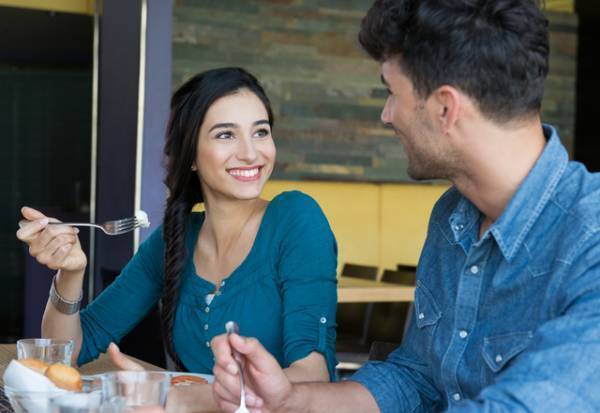 ドキドキしちゃって…女性が「本命男性の前でする言動」って？