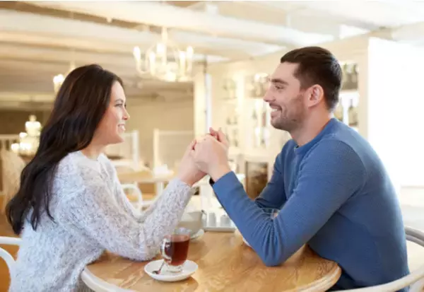 実はメロメロでした…女性が好きな男性にする「片思い仕草」とは？