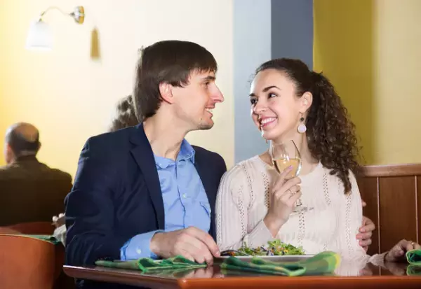 実はメロメロでした…女性が好きな男性にする「片思い仕草」とは？