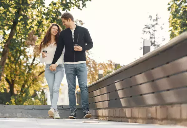 実はメロメロでした…女性が好きな男性にする「片思い仕草」とは？