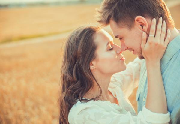 気付いてる？女性が「キスしたい」と思ってる時にだけ見せる仕草