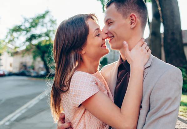 気付いてる？女性が「キスしたい」と思ってる時にだけ見せる仕草