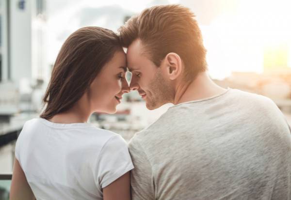 気付いてる？女性が「キスしたい」と思ってる時にだけ見せる仕草