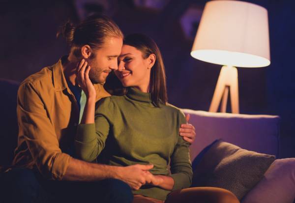 女性が「このあと誘ってほしいときにする」サインとは