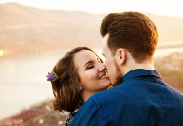 コレは喜ぶかも…？！女性が興奮する【激しめキス】とは？