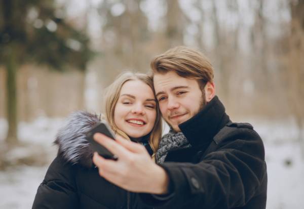 あなたが好き…！女性が好きな男性に見せてる「脈アリサイン」とは