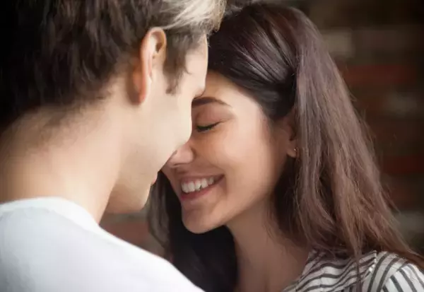 あなたが好き…！女性が好きな男性に見せてる「脈アリサイン」とは