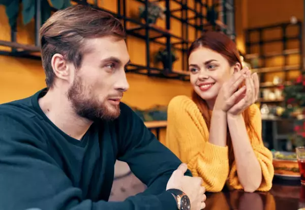 あなたが好き…！女性が好きな男性に見せてる「脈アリサイン」とは