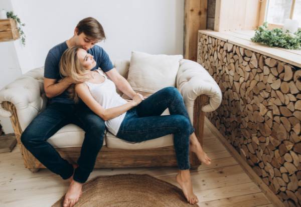 あなたは気づいてる？女性が「ムラっとした時にする」4つの仕草