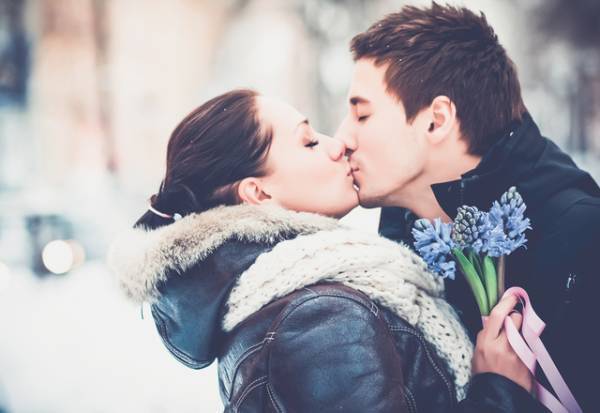 女性を「本能のままに興奮させるキス」とは